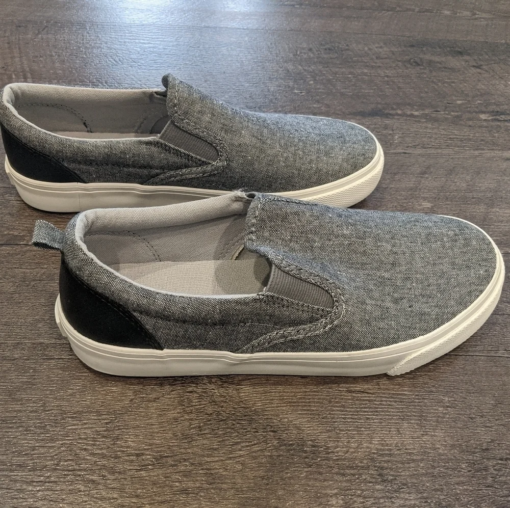 NWOT Old Navy Boy's Gray Slip On Shoes Size 4